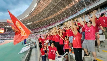 “赣超”现场上演震撼一幕，四万多名球迷齐唱《十送红军》